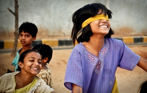 ילדה מכוסת עיניים בהודו