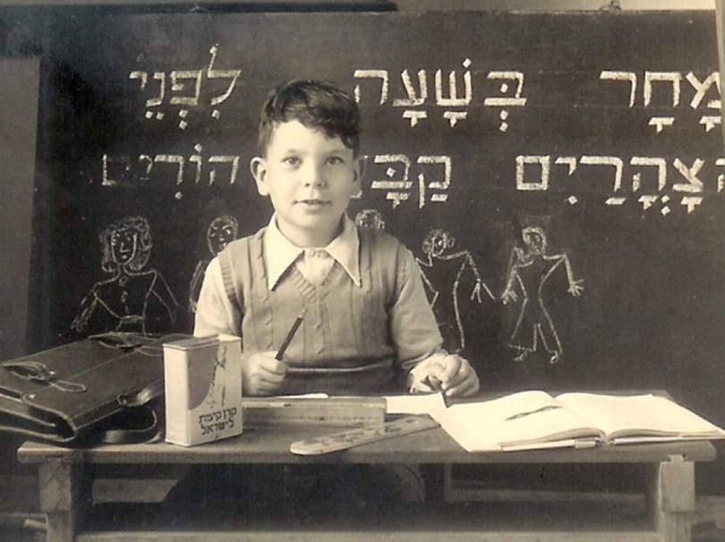 ילד בכיתה עם לוח