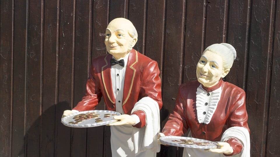 פסלי מלצרים בכניסה למסעדה