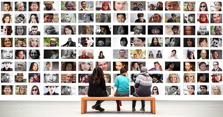 ‏‏מדיה חברתית - אנשים ישובים מביטים על תמונות של פרופילים בפייסבוק - עותק