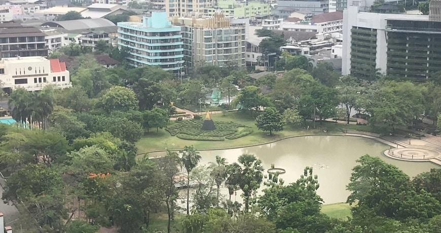 פארק בנג'סירי ליד תחנת הרכבת פרום פונג שבמרכז בנגקוק