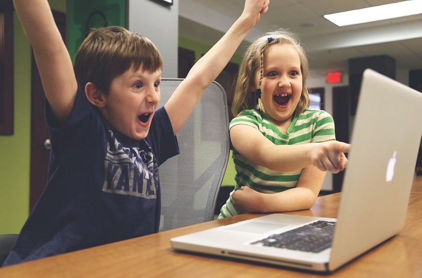 ילדים מרוצים מתסריט שהם כתבו לבד על המחשב