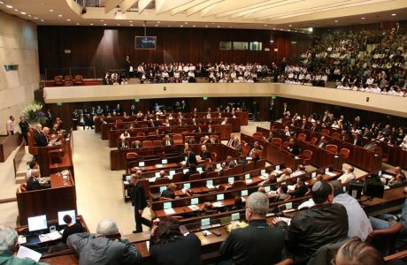 איך להשתמש בחדשות פוליטיות בבלוג שלכם בלי להביע את דעתכם